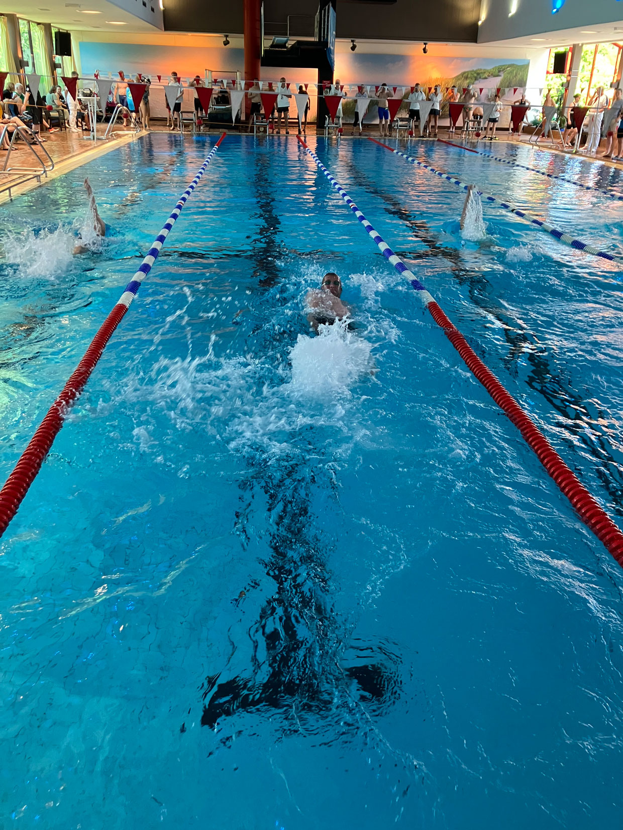 Klaus beim Rückenschwimmen